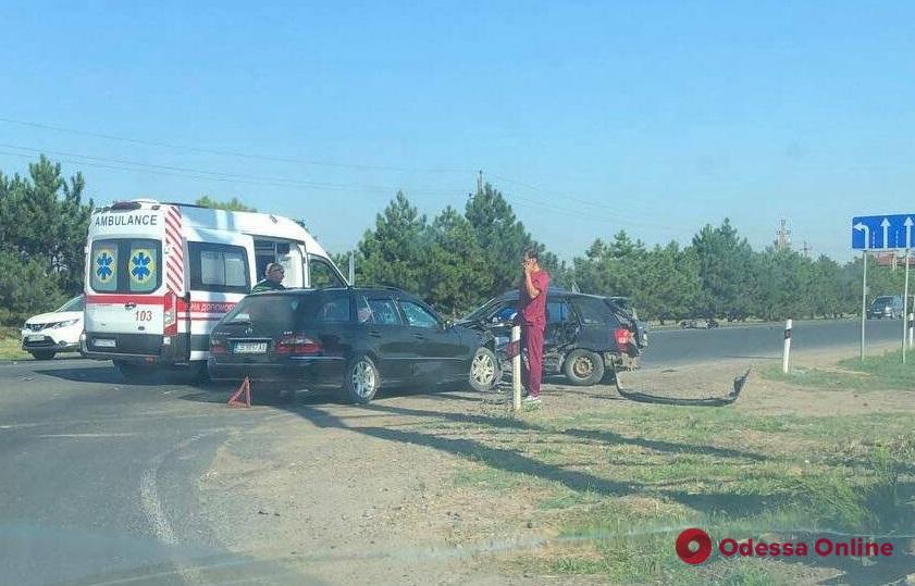 Под Черноморском столкнулись два автомобиля и мопед — есть пострадавший