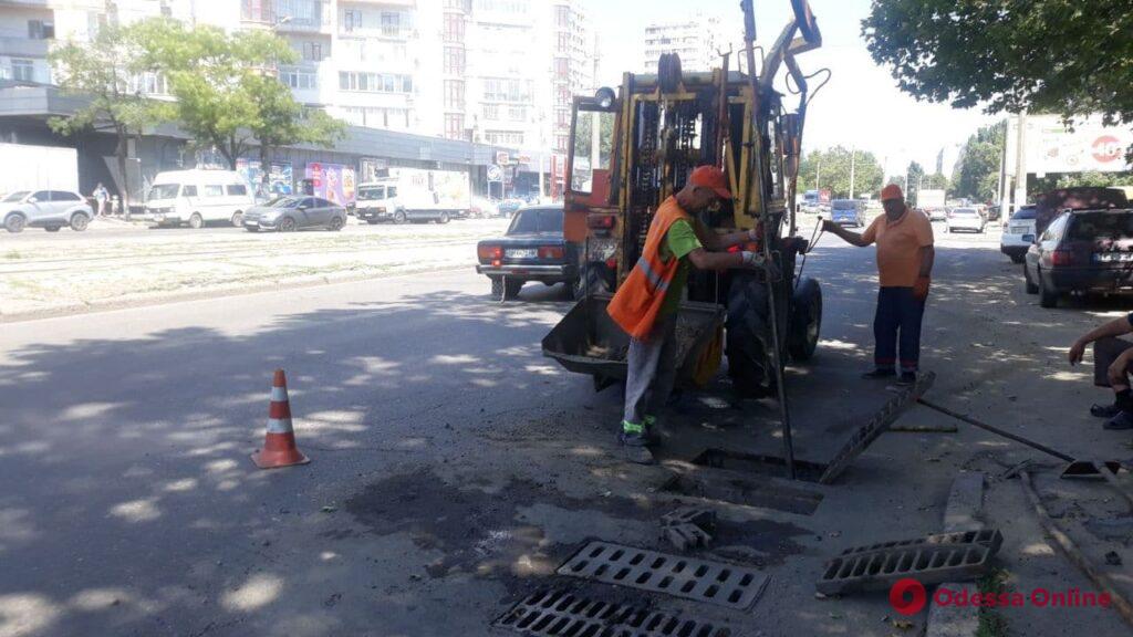 В Одессе продолжают чистить ливневки – сегодня на Таирова и Пересыпи