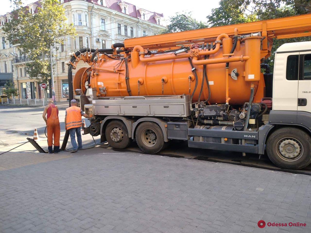 В Одессе продолжают чистить ливневки – сегодня на Таирова и Пересыпи