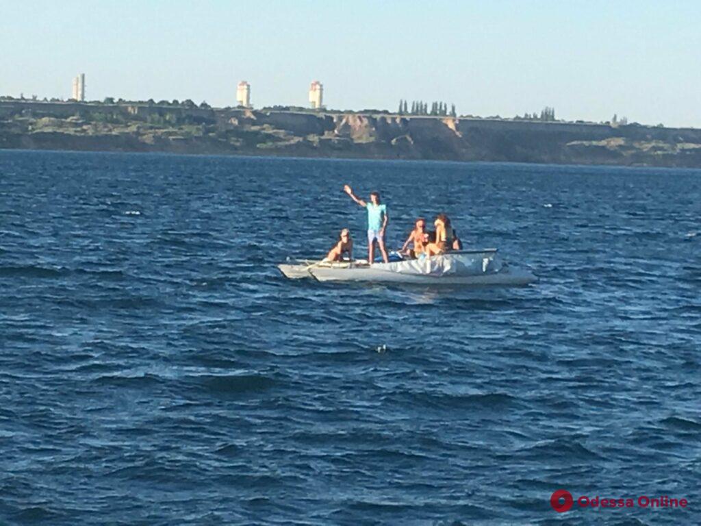 Сломалась мачта у катамарана: у берегов Одессы спасли шестерых взрослых и троих детей