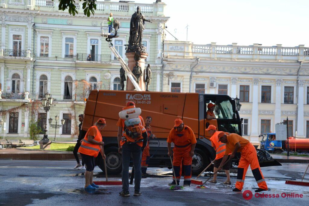 Одесские коммунальщики устроили «банный день» памятникам и пешеходному центру Одессы (фото, видео)