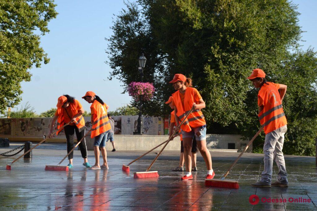 Одесские коммунальщики устроили «банный день» памятникам и пешеходному центру Одессы (фото, видео)
