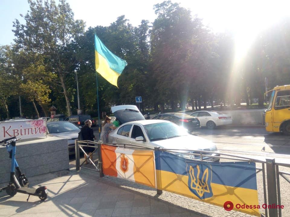 Хотел повесить в столовой: в Одессе бездомный пытался украсть флаг Украины с места гибели патриотов