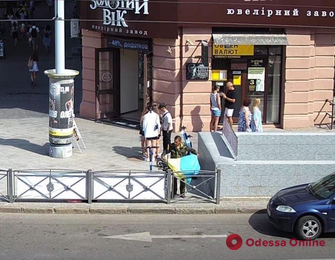 Хотел повесить в столовой: в Одессе бездомный пытался украсть флаг Украины с места гибели патриотов