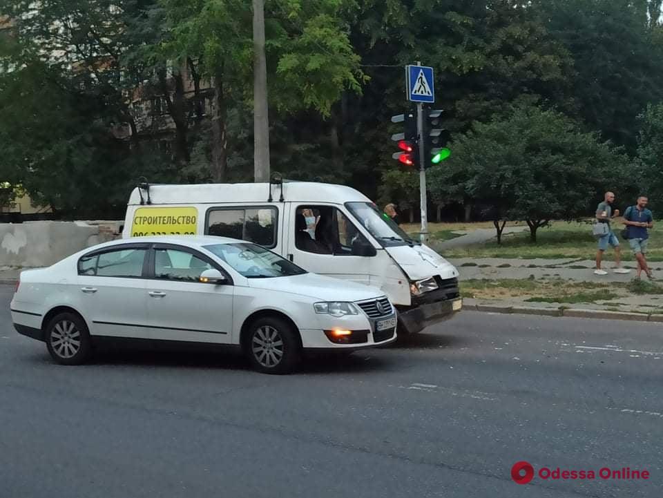 ДТП на поселке Котовского: дорогу не поделили Volkswagen и Газель (фото)