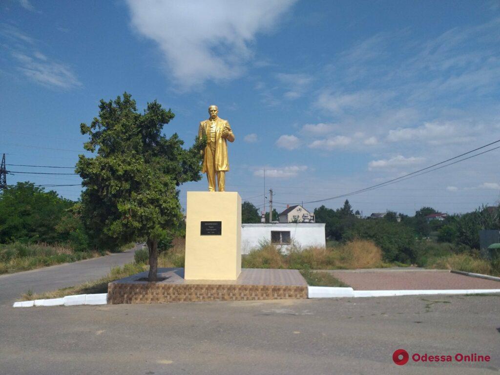 На поселке Котовского вандалы разрисовали памятник Тарасу Шевченко