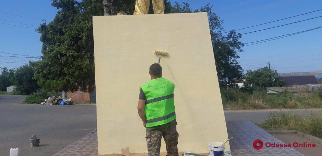На поселке Котовского вандалы разрисовали памятник Тарасу Шевченко