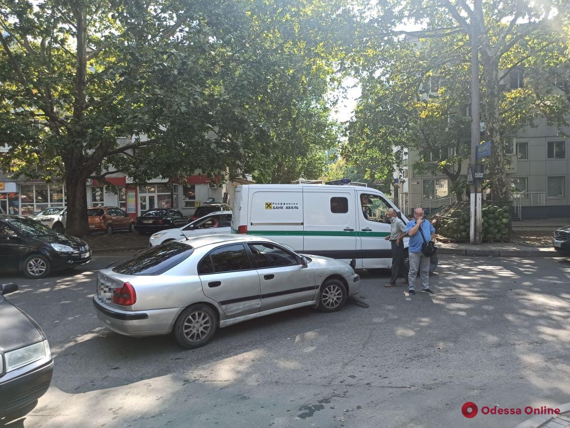 В Одессе микроавтобус инкассаторов столкнулся с легковушкой (фото)