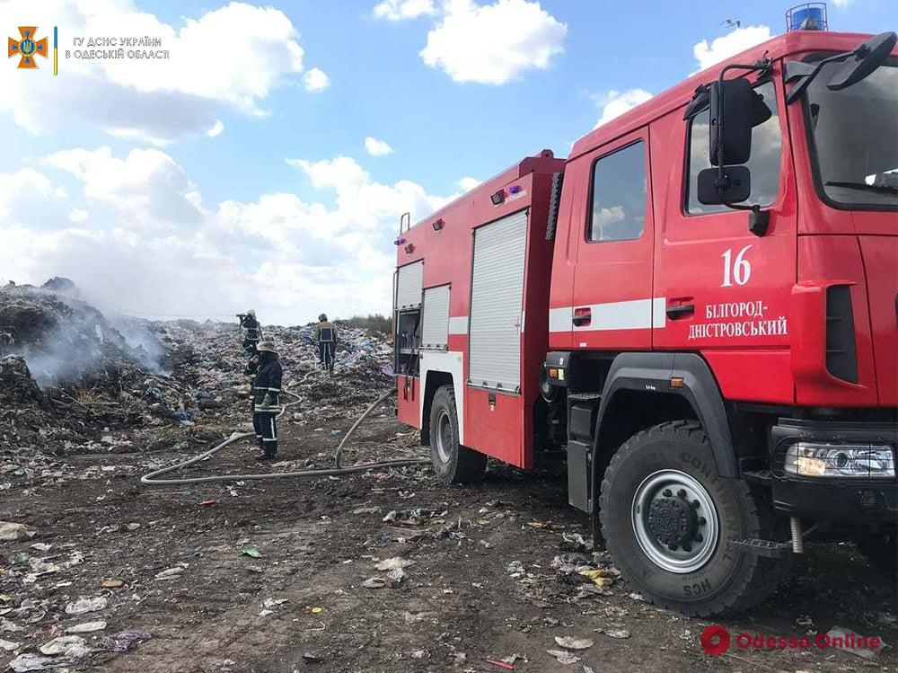 В Белгород-Днестровском районе спасатели тушат масштабный пожар на свалке