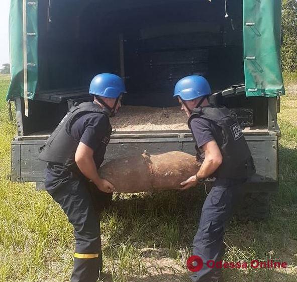 Под Одессой обнаружили 100-килограммовую авиабомбу (фото)