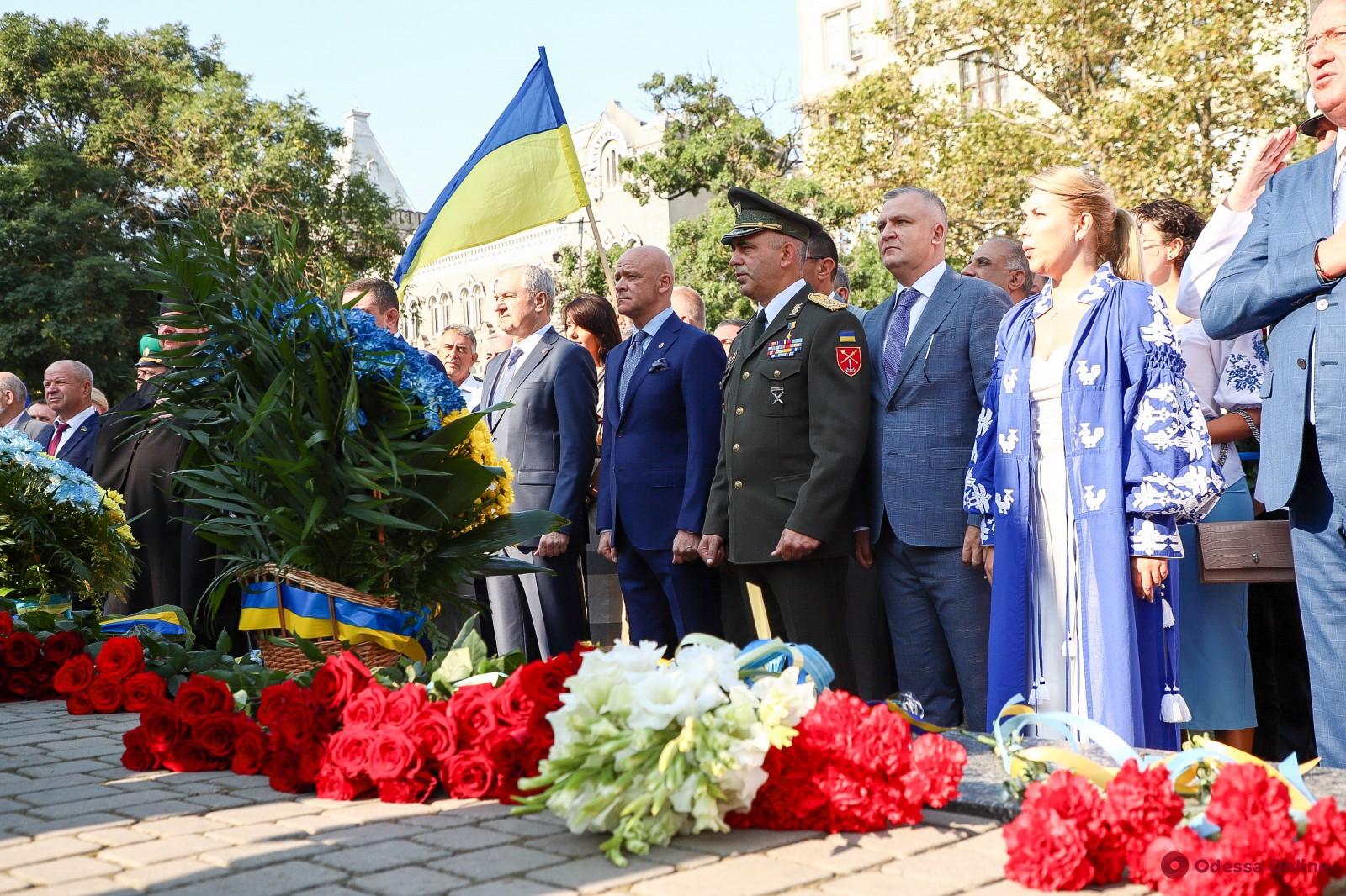 День Независимости Украины: в Одессе возложили цветы к памятнику Шевченко