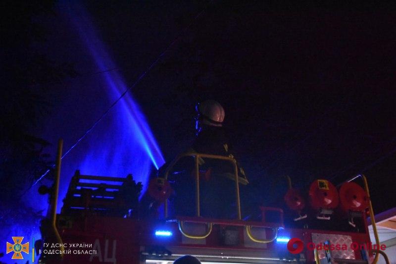 Рано утром спасатели тушили пожар в 14-этажном доме на Слободке (фото, видео)