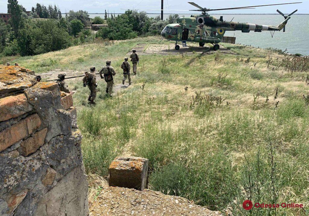 Под водой и в воздухе: украинские спецназовцы тренировались в экстремальных условиях (фото)