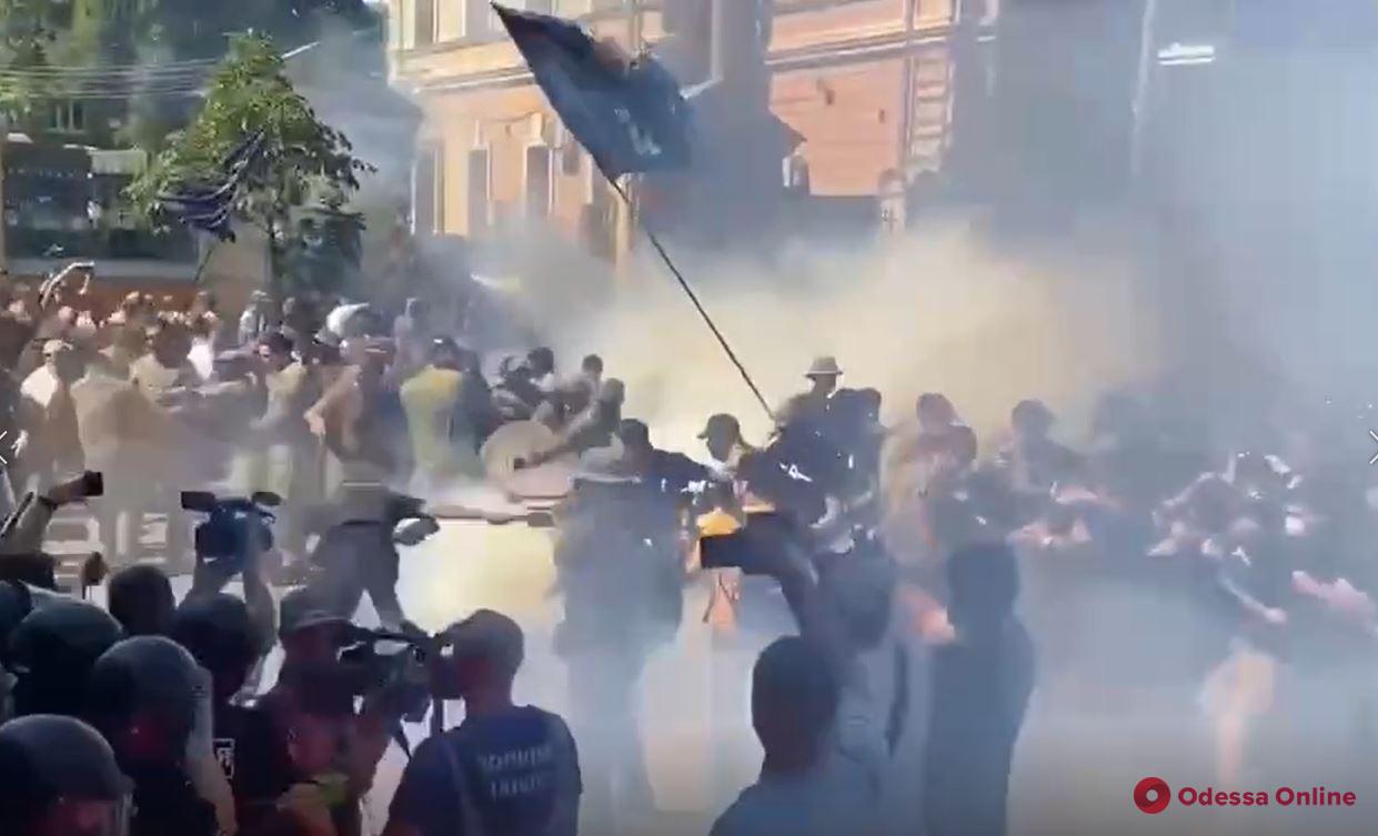 Под Офисом Президента в Киеве происходят столкновения между активистами и правоохранителями (видео)