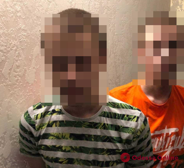В Ровно 15-летние братья-близнецы набросились с ножом на прохожую (видео)