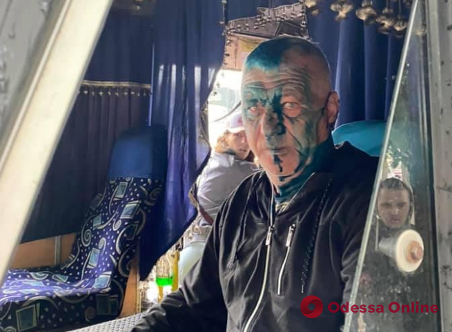 Облили зеленкой: водителя маршрутки Черноморск-Одесса проучили за отказ в бесплатном проезде ветерану АТО