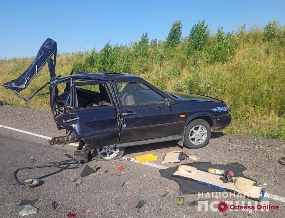 В Одесской области столкнулись две легковушки — одну из машин разорвало пополам