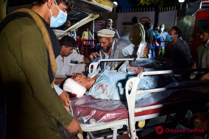 В результате взрывов в столице Афганистана погибли 60 афганцев и 12 военных США – СМИ