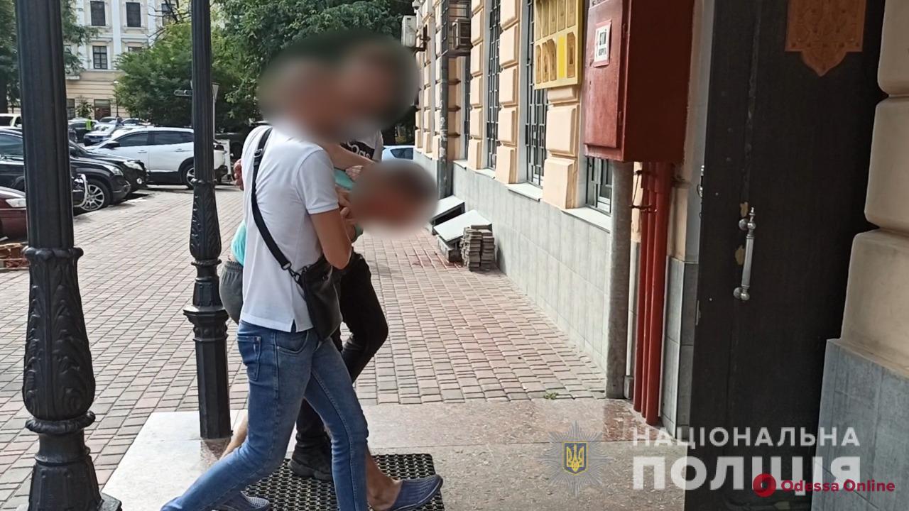 Срывал цепочки с одесситок: полиция поймала вора