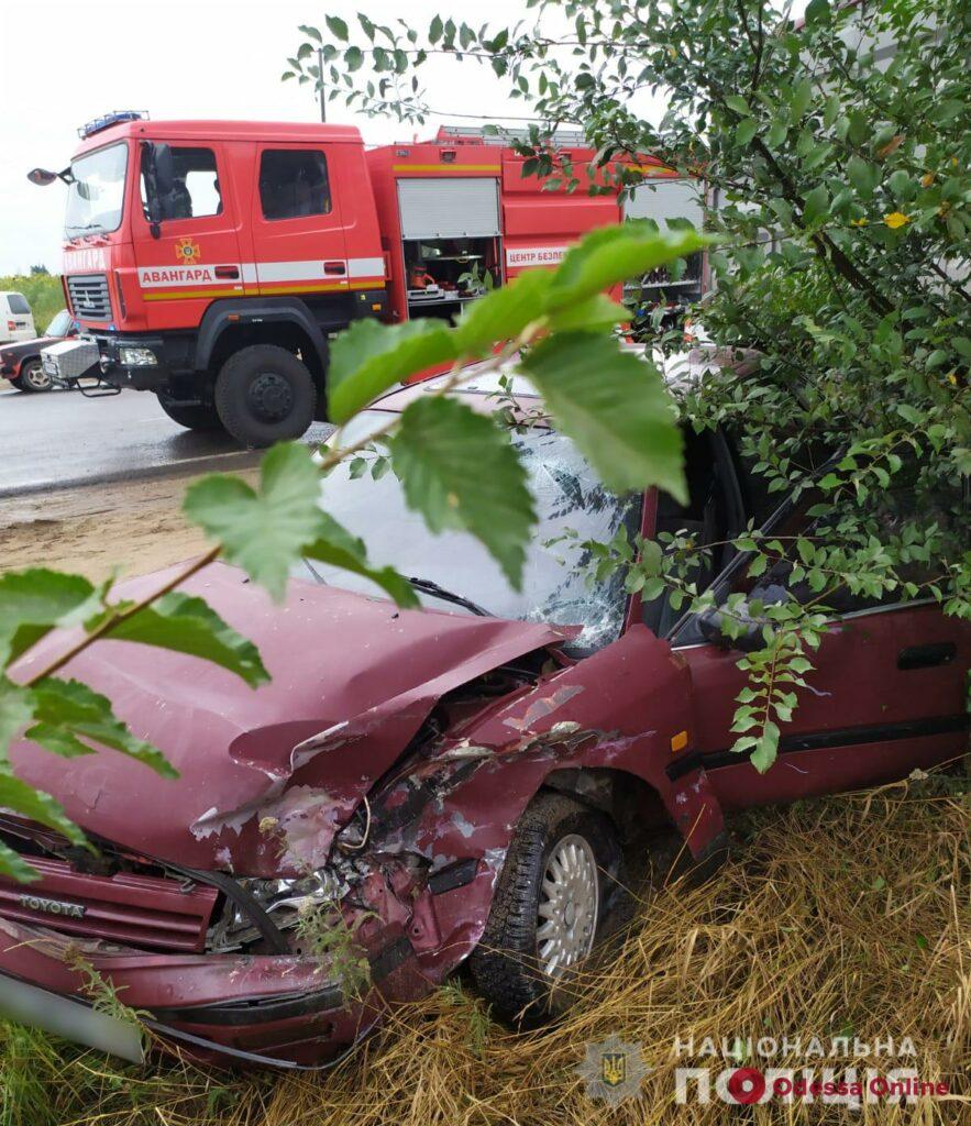 На трассе Одесса-Овидиополь столкнулись три авто – пострадали мать и пятилетние двойняшки