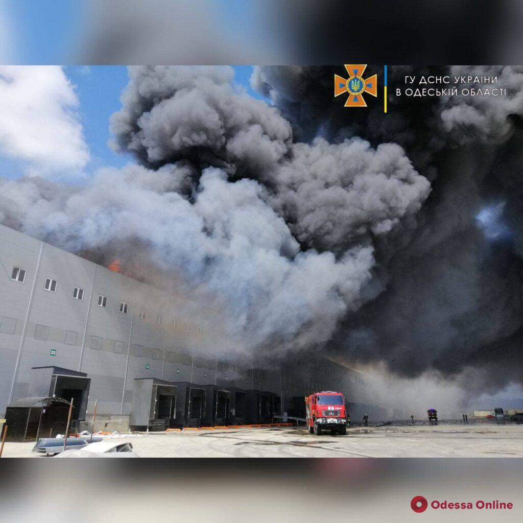 В Нерубайском порядка 70 спасателей тушат масштабный пожар на складах (фото, видео, обновлено)