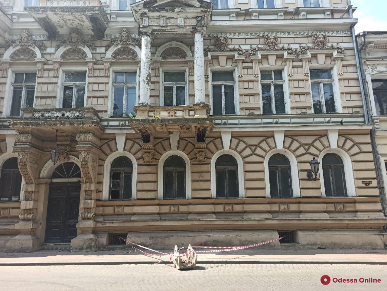 Мэрия обратится в Минкульт из-за обвала лепнины с фасада дома-памятника архитектуры в центре Одессы