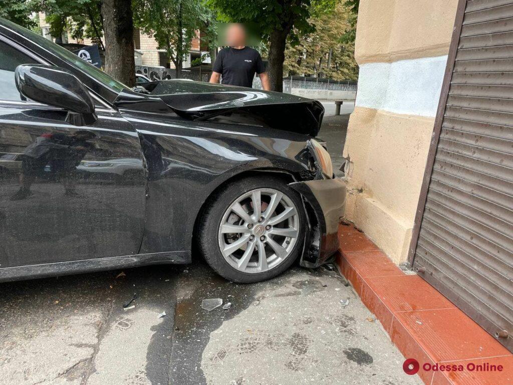 На Молдаванке столкнулись Ford и Lexus – одну из машин отбросило в стену дома