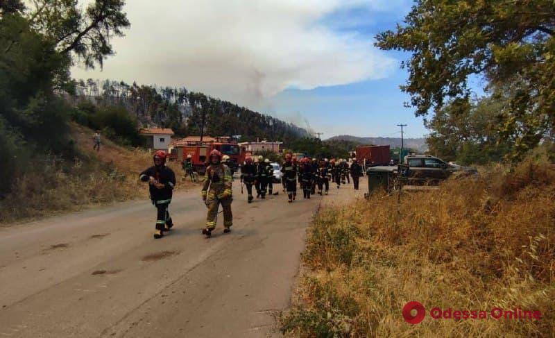 Украинские спасатели продолжают помогать тушить лесные пожары в Греции