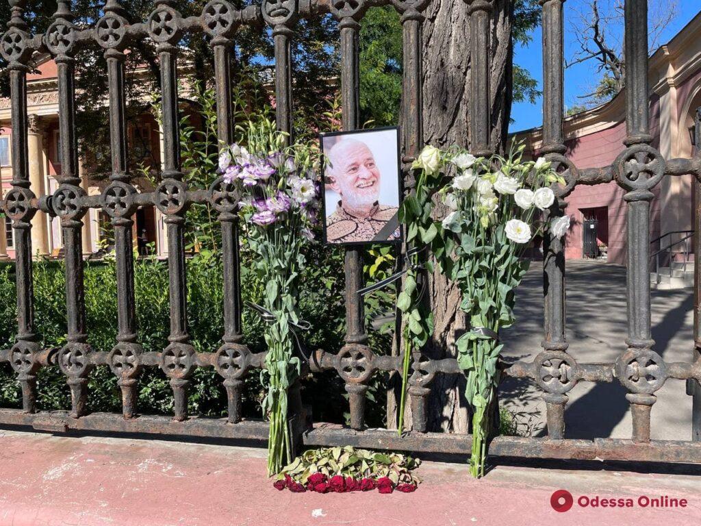 Одесситы несут цветы к Художественному музею в память об Александре Ройтбурде
