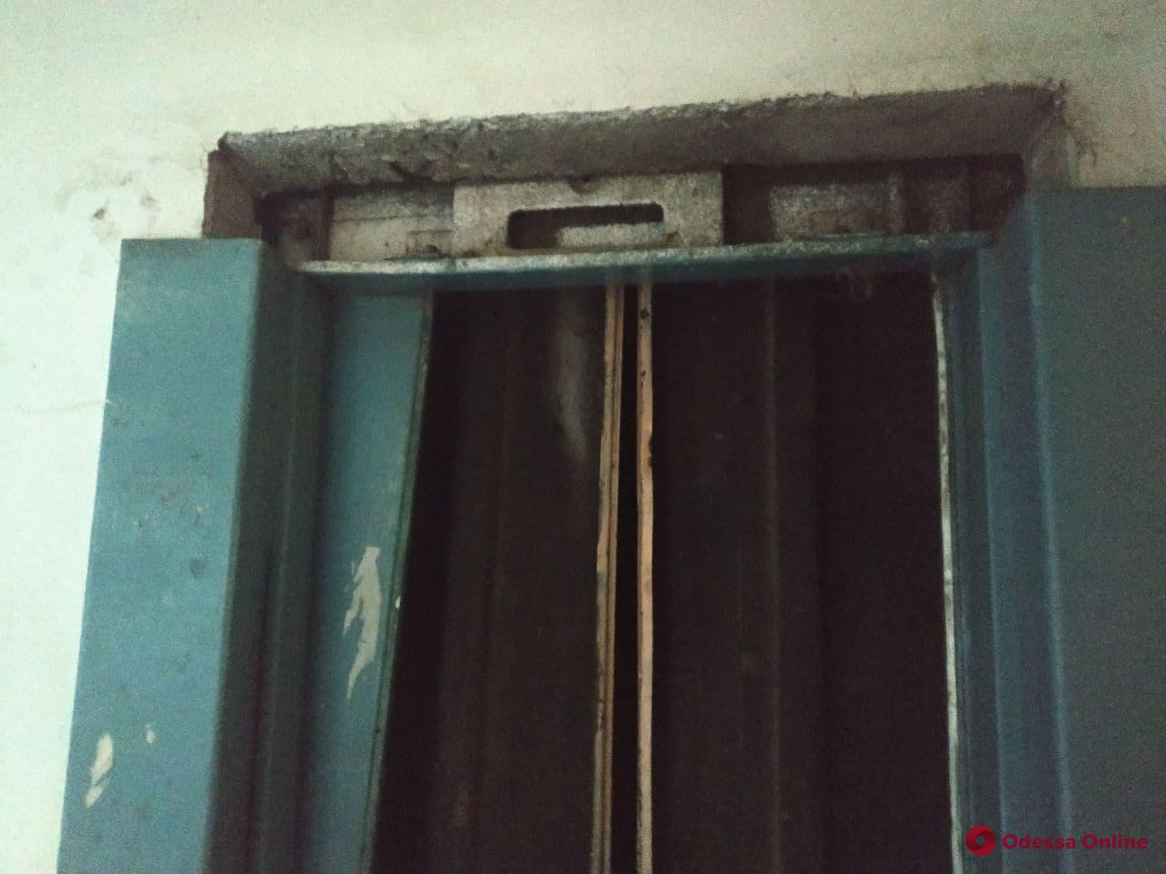 В многоэтажке на поселке Котовского оборвался лифт с пассажирами (обновляется)