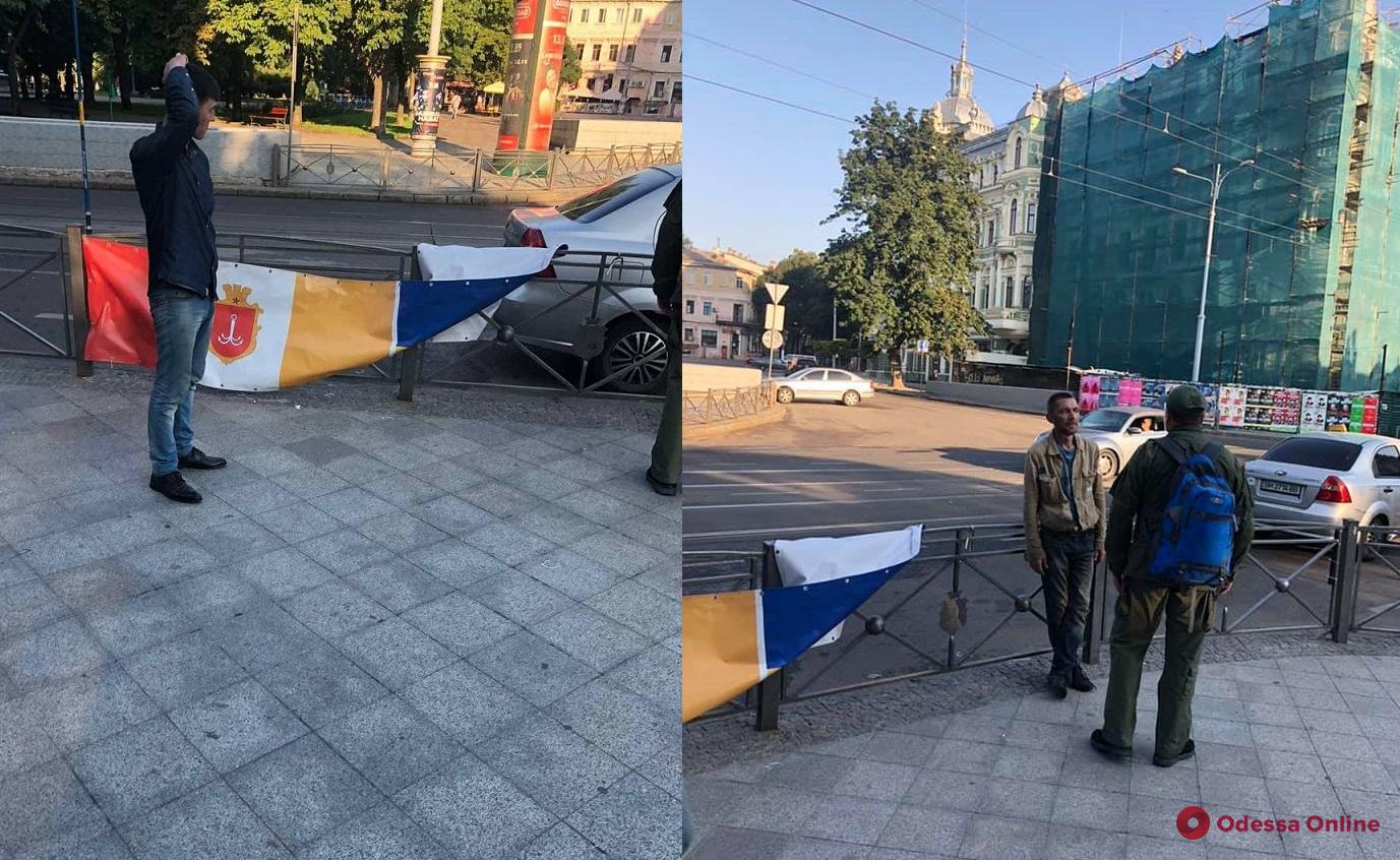 В Одессе поймали вандала, который пытался сорвать баннер на месте гибели первых жертв трагедии 2 мая