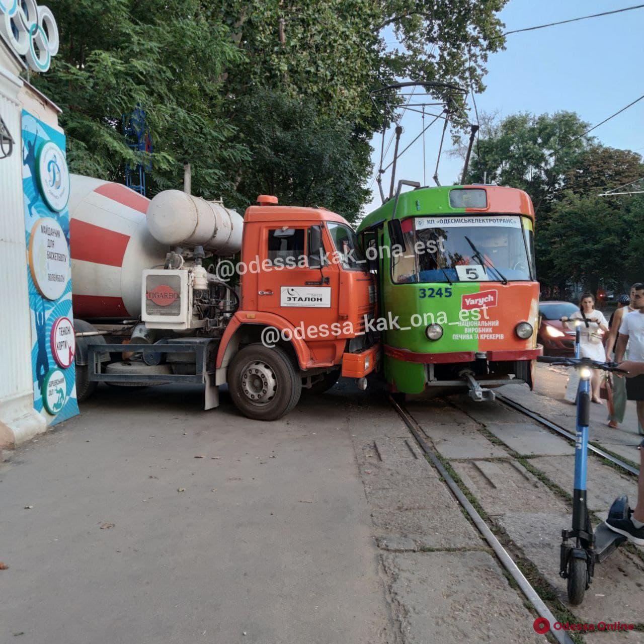 Протаранил легендарную «пятерочку»: в Одессе грузовик врезался в трамвай
