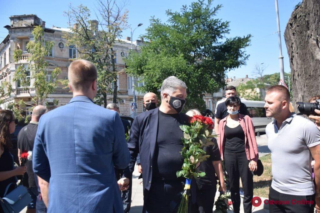 На церемонию прощания с Александром Ройтбурдом прибыл Петр Порошенко