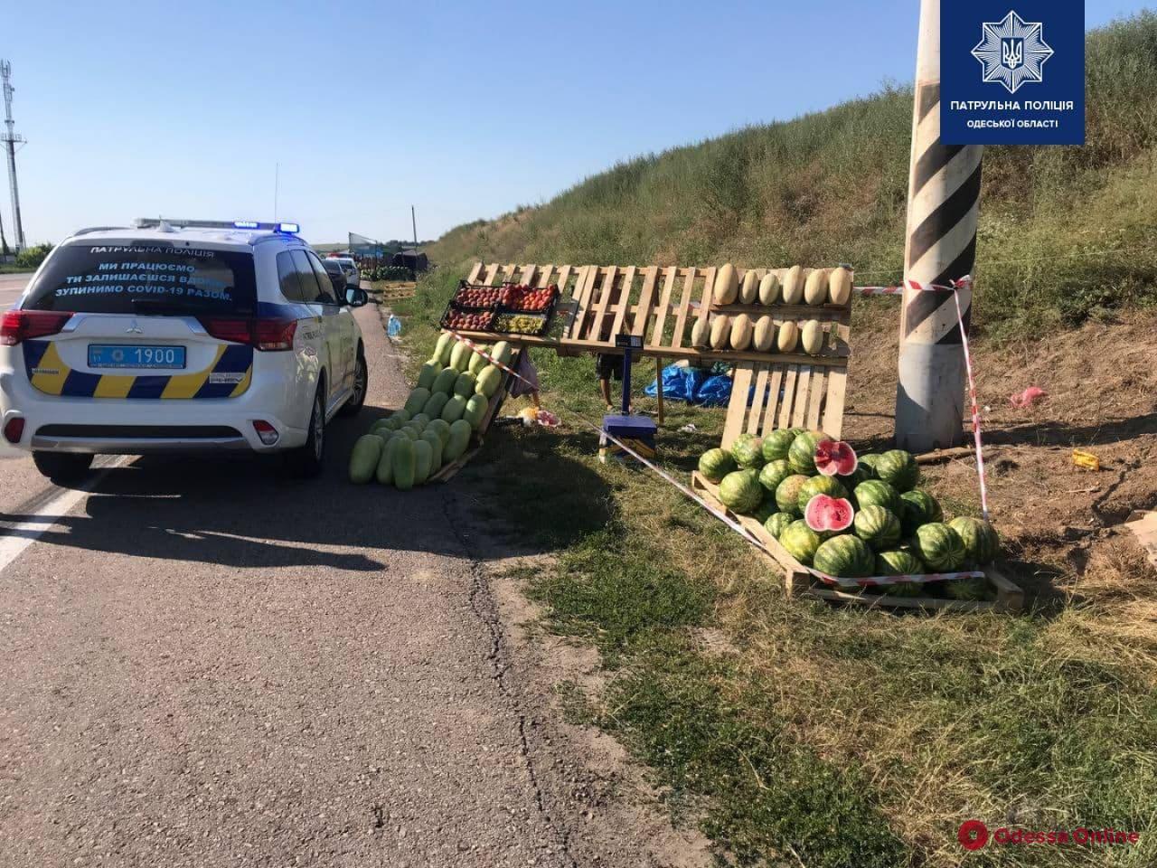 Ограничивают видимость и могут стать причиной ДТП: в Одесской области убирают торговцев овощами с обочин дорог