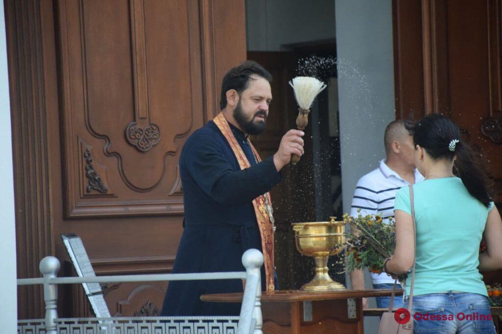 Святят мак и цветы: в Одессе  празднуют Медовый Спас (фото)