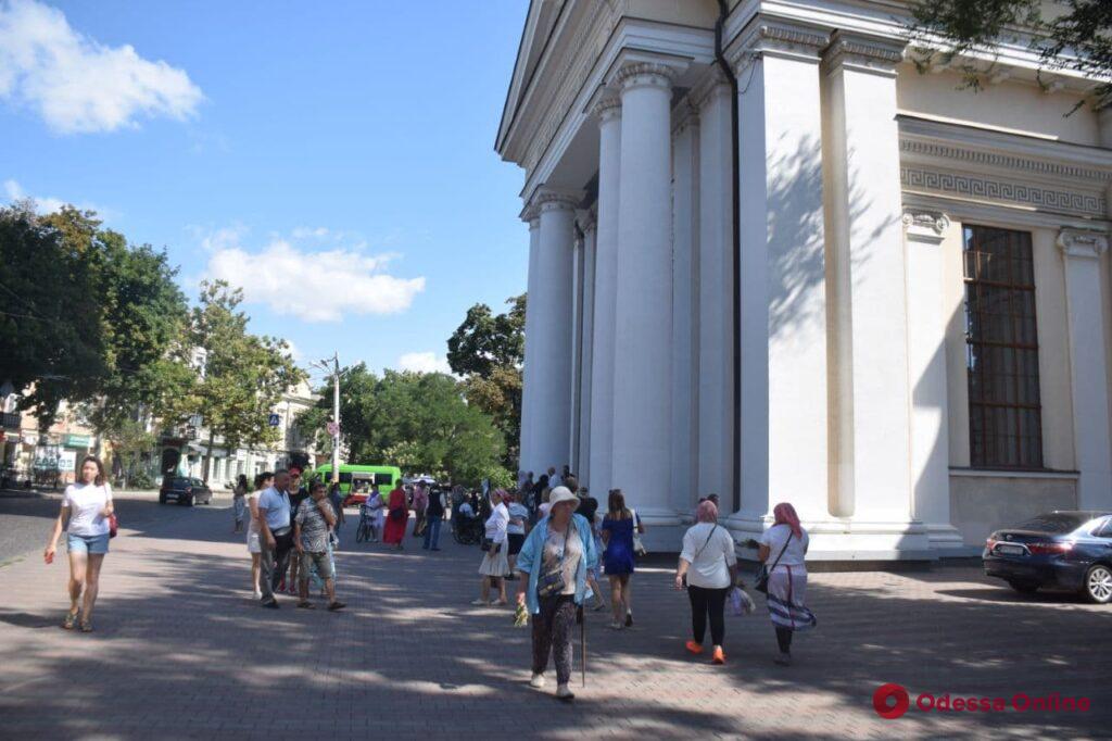 Святят мак и цветы: в Одессе  празднуют Медовый Спас (фото)