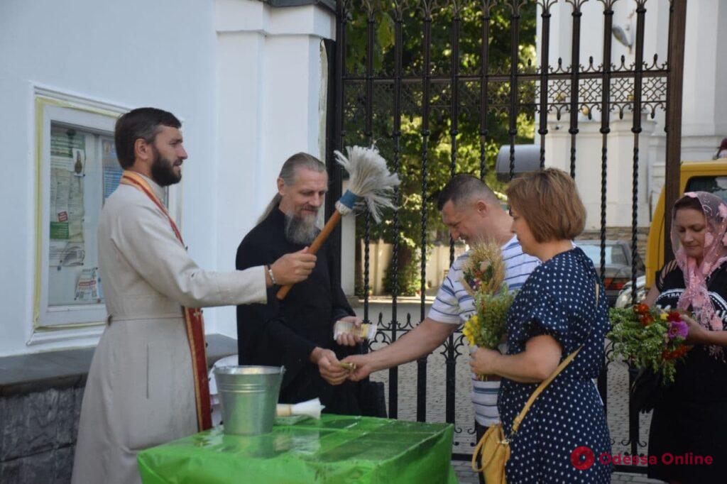 Святят мак и цветы: в Одессе  празднуют Медовый Спас (фото)