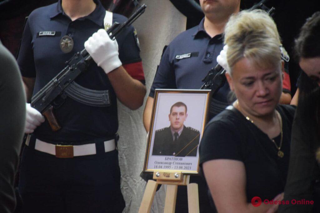 В Одессе прощаются с трагически погибшими полицейскими
