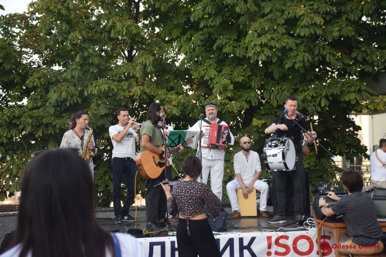 Возле Дюка проходит концерт в защиту Куяльника (фото)