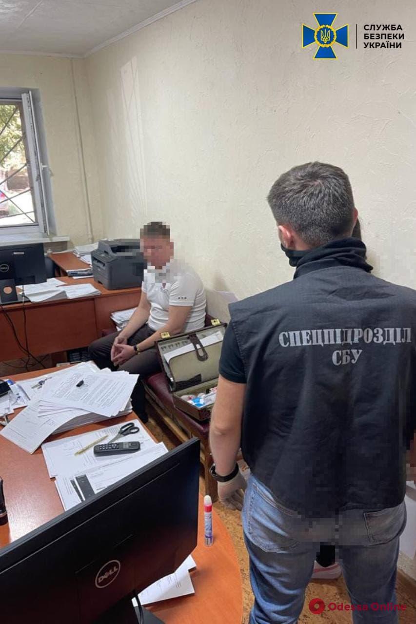 В Одессе на взятке поймали сотрудника исполнительной службы