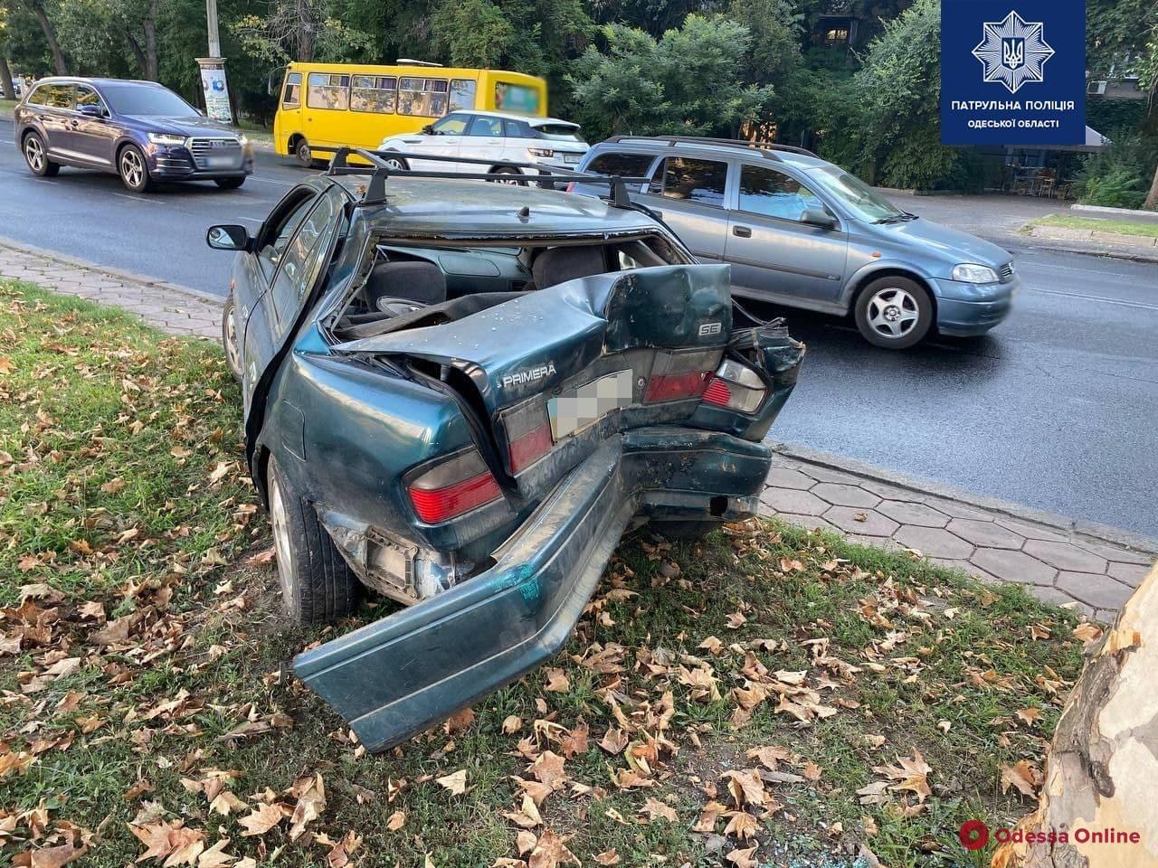 На проспекте Шевченко водитель автомобиля Nissan влетел в дерево