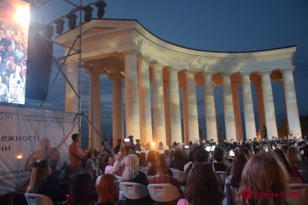 Закат солнца под классику: возле колоннады Воронцовского дворца проходит концерт Алексея Ботвинова (фото, видео)