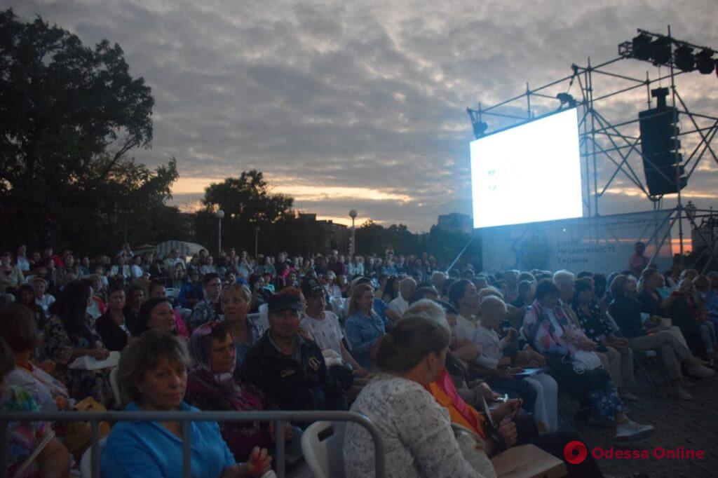 Закат солнца под классику: возле колоннады Воронцовского дворца проходит концерт Алексея Ботвинова (фото, видео)