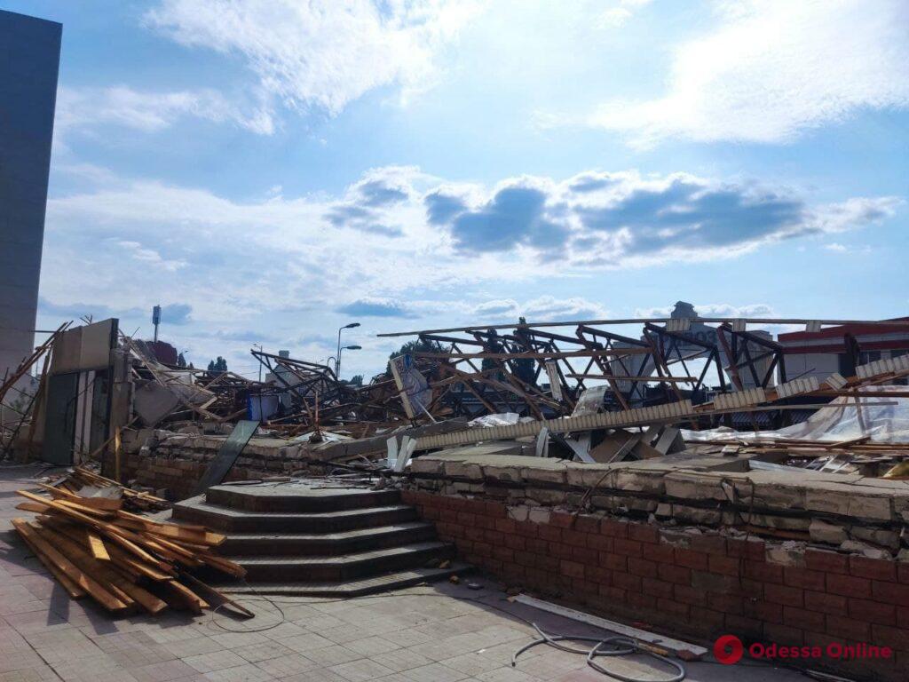 Благоустройство Екатерининской: возле «Острова» рабочие продолжают демонтировать торговые павильоны (фото, видео)