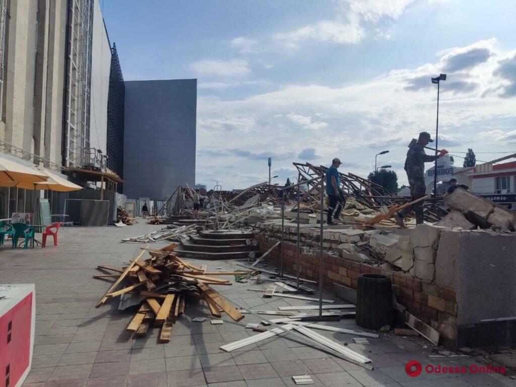 Благоустройство Екатерининской: возле «Острова» рабочие продолжают демонтировать торговые павильоны (фото, видео)