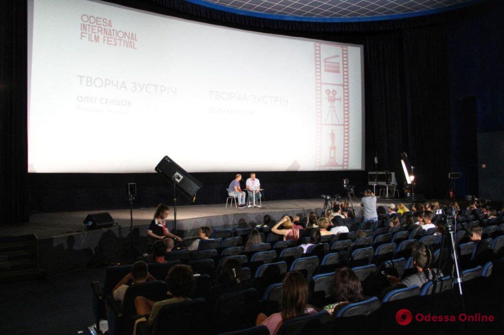 Судьба «Носорога» и «тюремные» сценарии: Олег Сенцов провел творческую встречу в Одессе (фото)