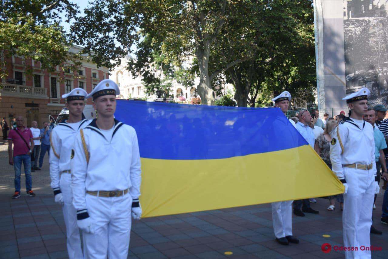 У мэрии Одессы торжественно подняли Государственный флаг Украины