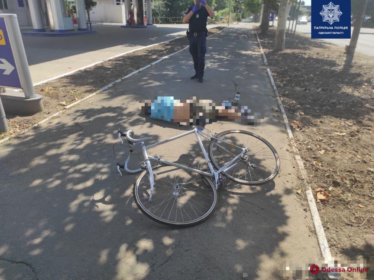 Упал и не мог пошевелиться: одесские патрульные оказали помощь велосипедисту