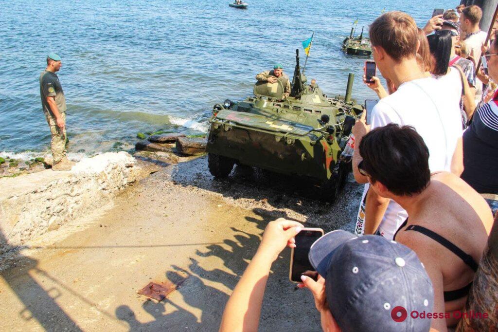 Парад в День Независимости в Одессе: вертолеты, самолеты, корабли, парашютисты и БТР (фоторепортаж)