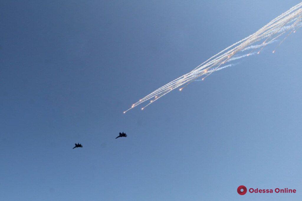 Парад в День Независимости в Одессе: вертолеты, самолеты, корабли, парашютисты и БТР (фоторепортаж)